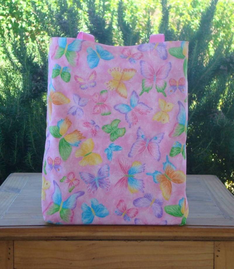 Bunte Schmetterlinge Auf Rosa Kid Reversible Tragetasche von GreenBearCreations