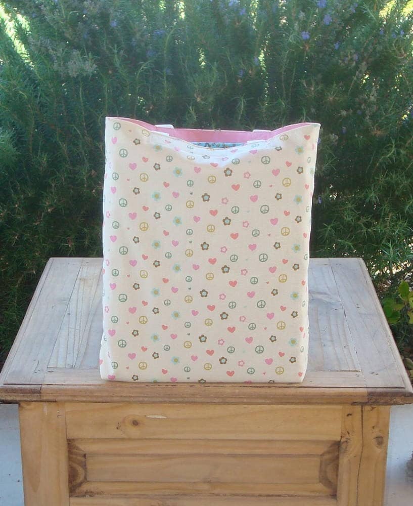 Frieden, Liebe Und Grünen Reversible Tragetasche von GreenBearCreations