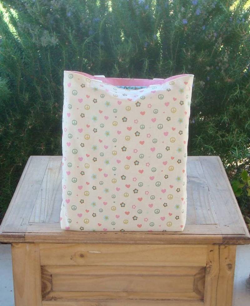 Frieden, Liebe Und Grünen Reversible Tragetasche von GreenBearCreations