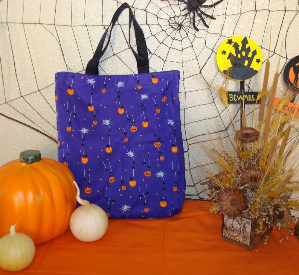 Halloween Trick Oder Behandeln Reversible Tasche in Einem Spinnen Und Jack Lantern Spider Web Print von GreenBearCreations