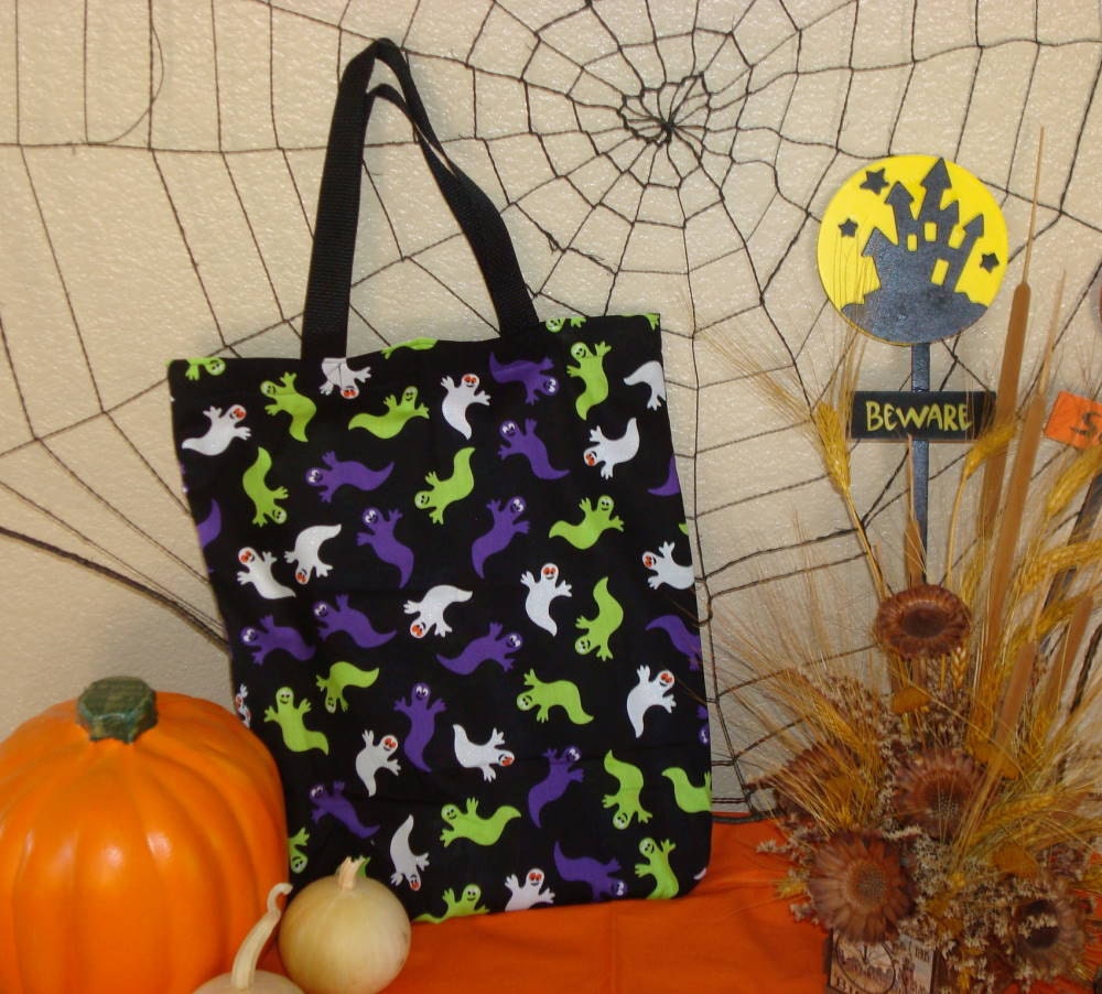 Halloween Trick Or Treat Tasche Wendetasche in Einem Bunten Ghosties Und Steht Vor Druck von GreenBearCreations