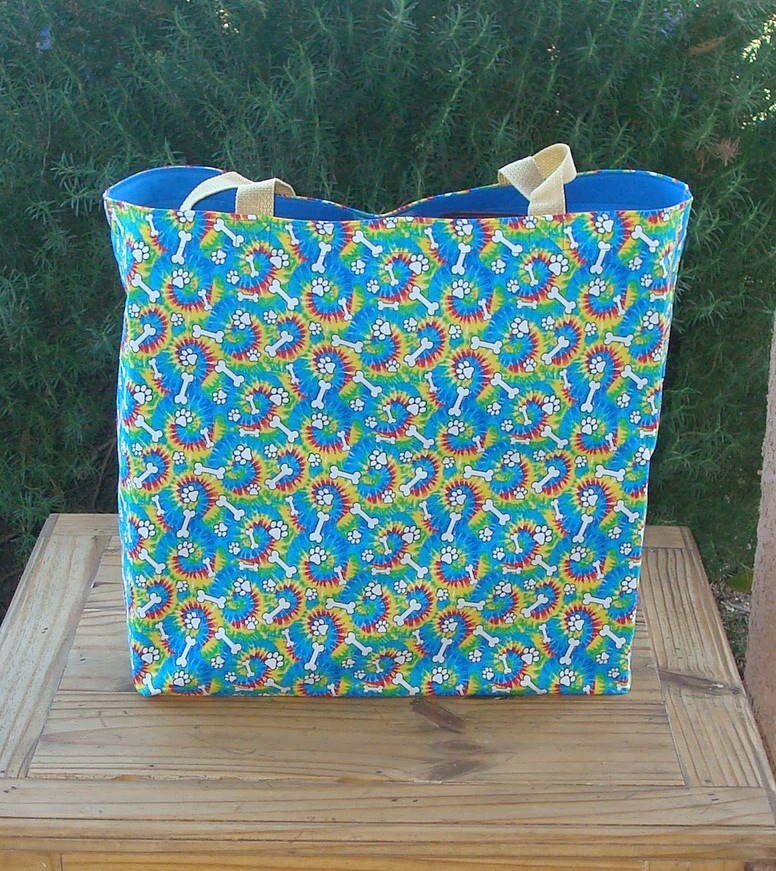 Krawatte Farbstoff Druck Mit Hund Knochen Und Pfoten Wiederverwendbare Einkaufstasche von GreenBearCreations