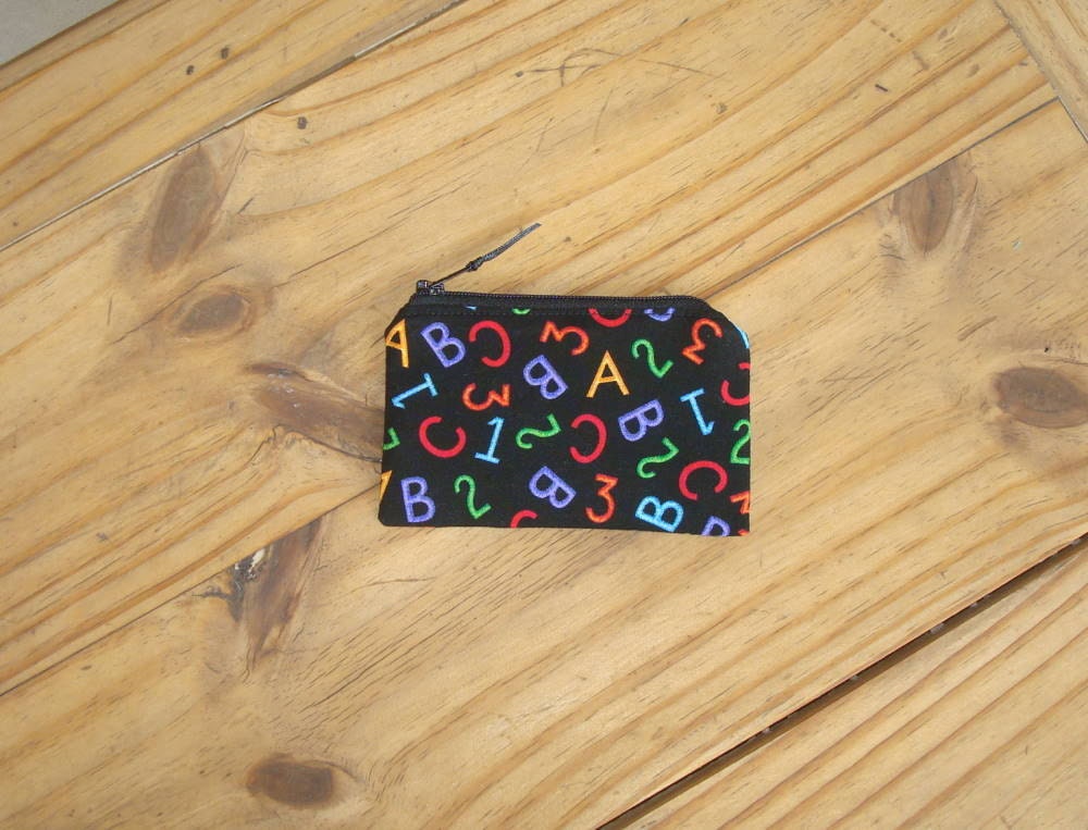 Reißverschlusstasche in Ein Abc 123 Druck - Credit Card-Größe von GreenBearCreations