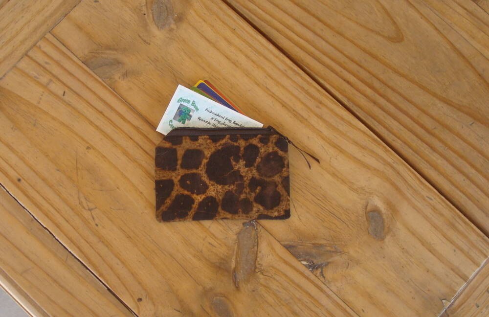 Reißverschlusstasche in Eine Giraffe-Batik-Print - Kreditkartengröße von GreenBearCreations