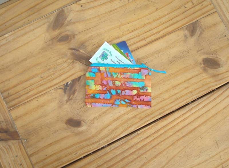 Reißverschlusstasche in Einer Bunten Streifen Batik Print - Credit Card Größe von GreenBearCreations