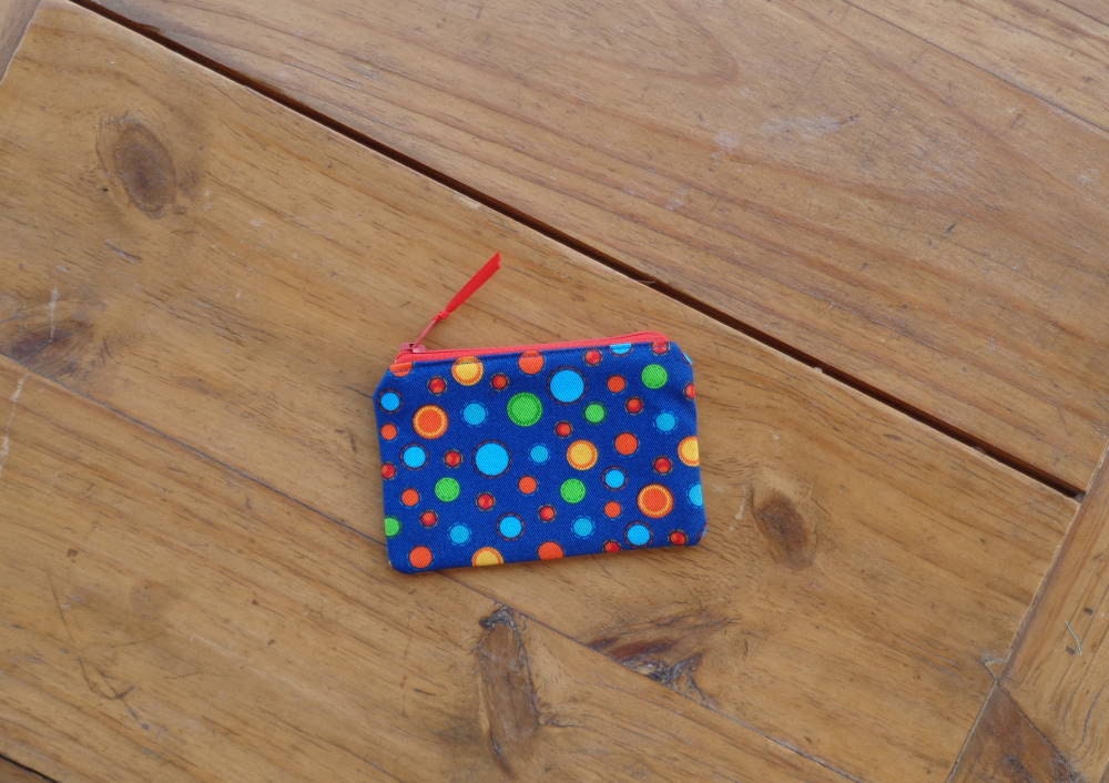 Rv Kreditkarte Beutel in Einem Bunten Punkten Auf Royal Blue Print von GreenBearCreations