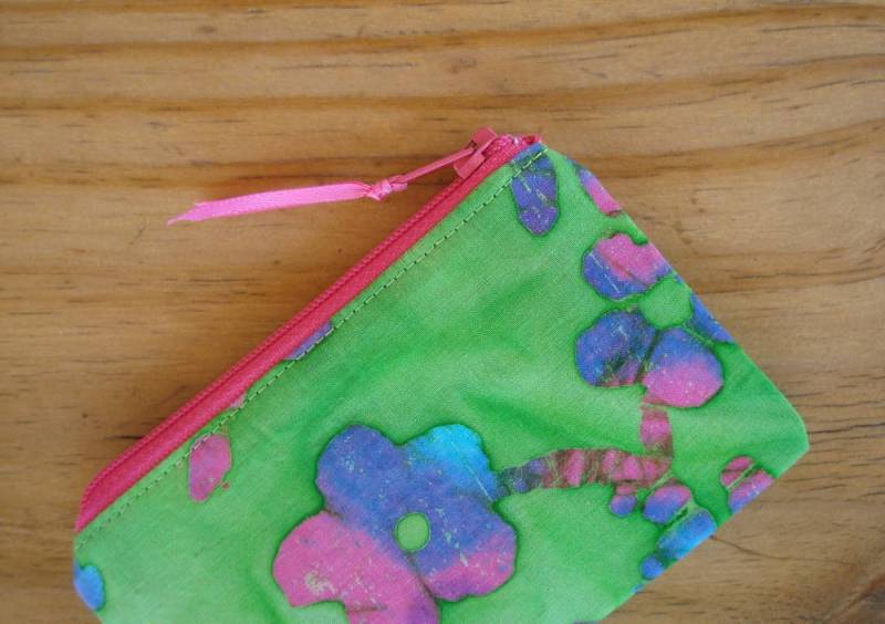 Rv Kreditkarte Beutel in Einem Frühlingsgrün Mit Blumen-Batik-Print von GreenBearCreations