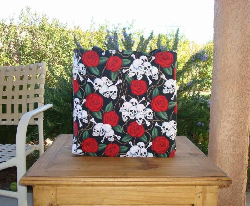 Schädel Und Rosen Wiederverwendbare Einkaufstasche von GreenBearCreations