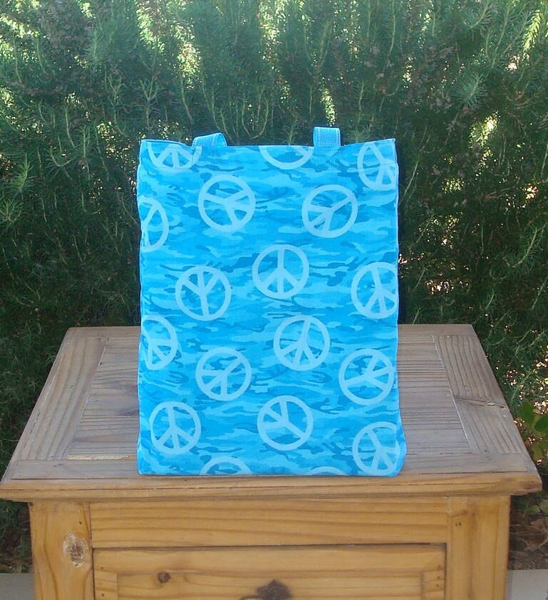 Türkis Camouflage Und Peace-Zeichen Reversible Einkaufstasche von GreenBearCreations