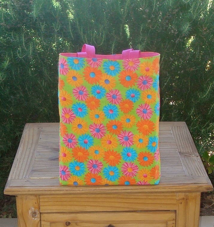 Verrückte Daisy in Rosa Reversible Mädchen Tasche von GreenBearCreations