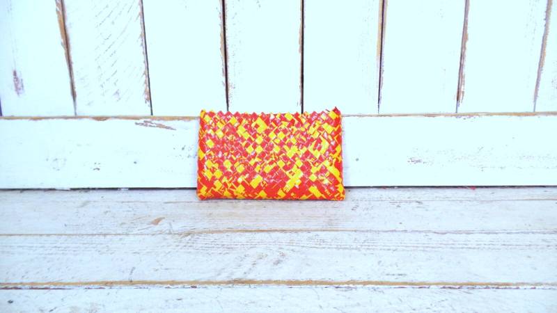 Vintage Rote/Gelbe Plastiketikett Gefaltete Korbgeflecht-Clutch-Geldbörse Handgefertigte Recycelte Kleine Kunststoff-Reißverschluss-Clutch-Geldbörse von GreenCanyonTradingCo