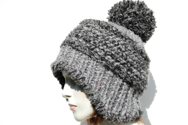 Womens Pom-Super Klobig Strick-Ohrklappe Hut-Pom Pom Mütze Stricken Grobstrick Beanie-Ohrenschützer Hut-Warm Hut-Winter Mütze-Grobstrick von GreenCatStudio