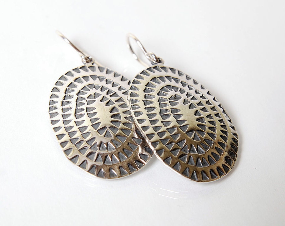 Große Gehämmert Silber Ohrringe, Geschenk Für Sie, Disk Und Bronze von GreenCoastJewelry