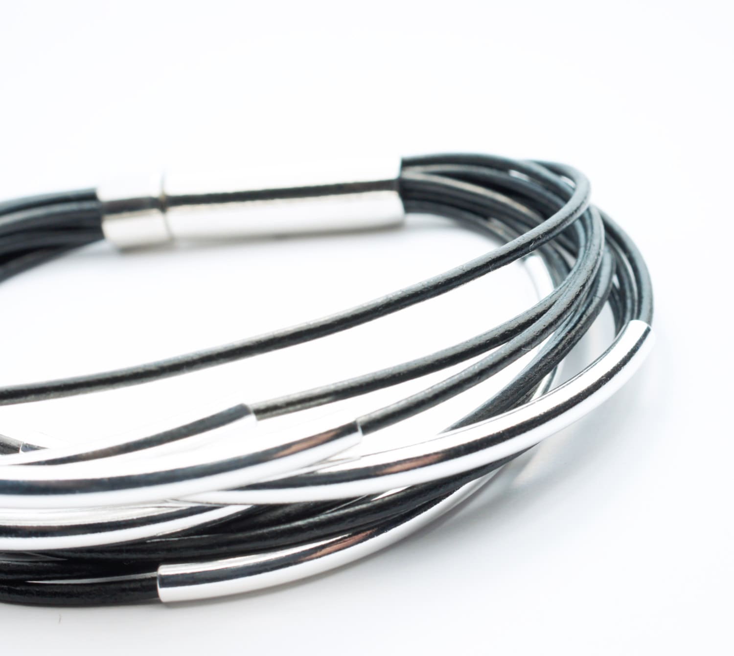 Multi Strand Schwarz Leder Armband . Sterling Silber Röhrchen. Edelstahl Verschluss. Rustikal Multi Strand Schwarz Leder Armband . Sterling Silber Röhrchen. Edelstahl Verschluss. Rustikal von GreenDesignsCS