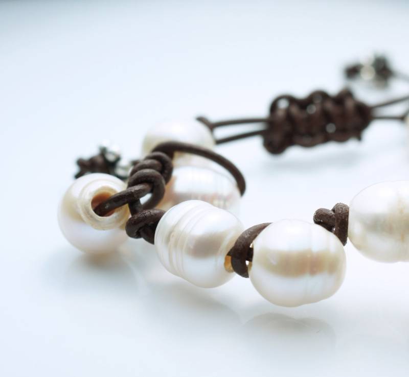 Perlen-Lederarmband . Süsswasserperlen Braunes Leder. Verstellbares Armband Perlen-Lederarmband . Süsswasserperlen Braunes Leder. Verstellbares Armband von GreenDesignsCS