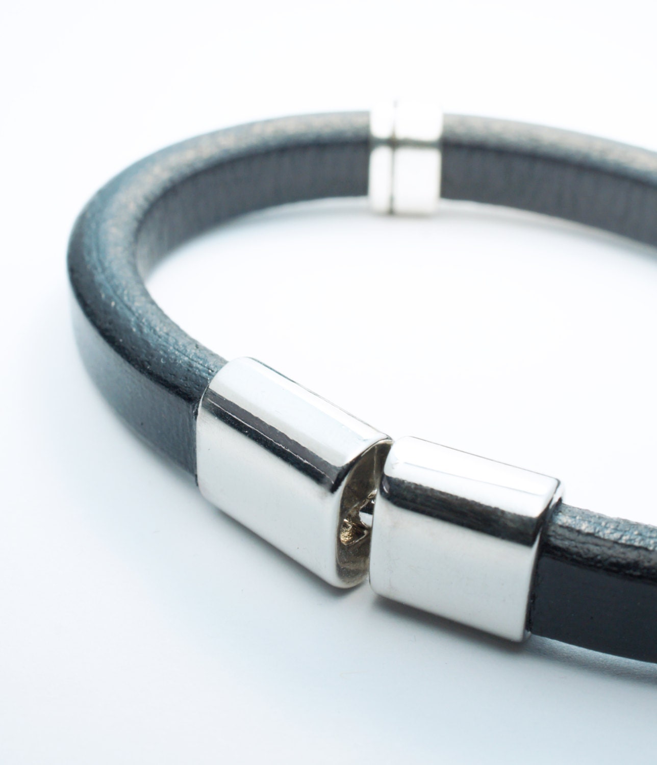 Schwarzes Leder Armband Mit Silber Akzenten Und Verschluss. Für Ihn. Versandfertig von GreenDesignsCS