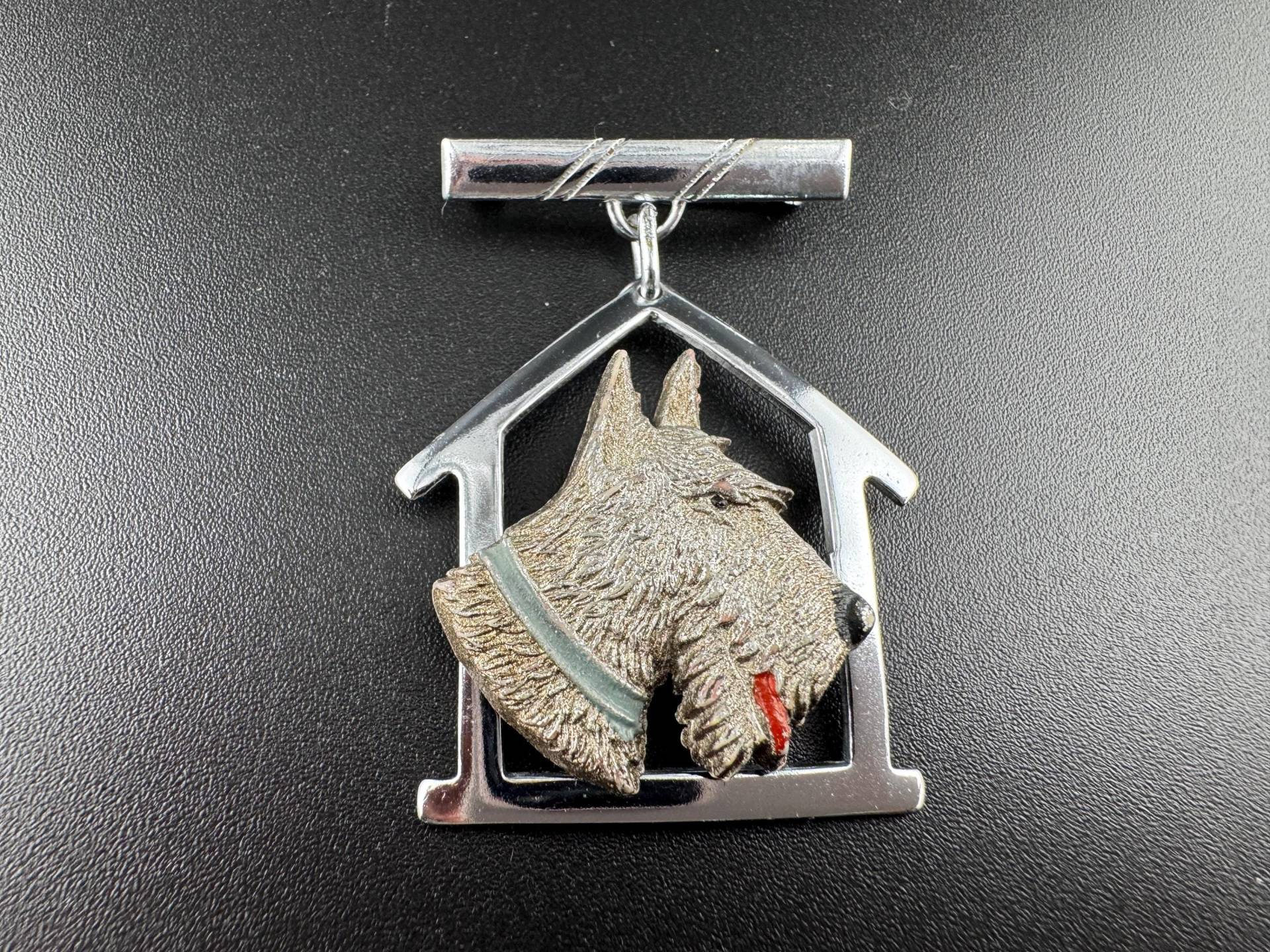 Art Deco Scottie Wire Hair Terrier Brosche Vintage Hundehaus Anstecknadel, C1940S von GreenHorseCollection