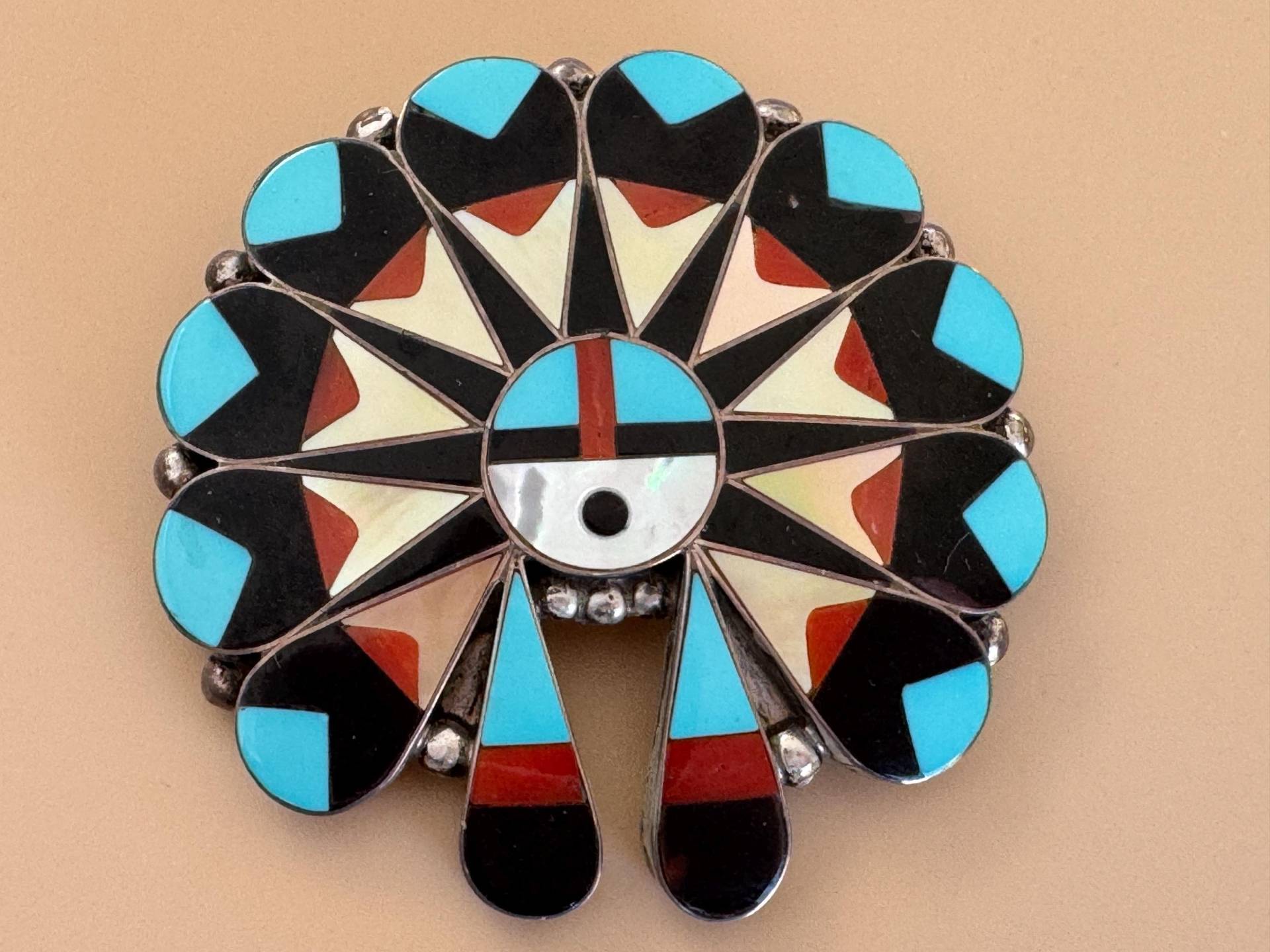 Delwin Gasper Zuni Sonnengesicht Pin-Anhänger Mit Inlay Türkis, Perlmutt, Jet, Koralle von GreenHorseCollection