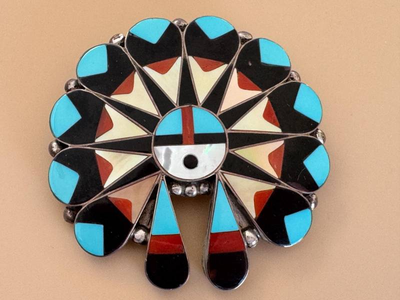 Delwin Gasper Zuni Sonnengesicht Pin-Anhänger Mit Inlay Türkis, Perlmutt, Jet, Koralle von GreenHorseCollection