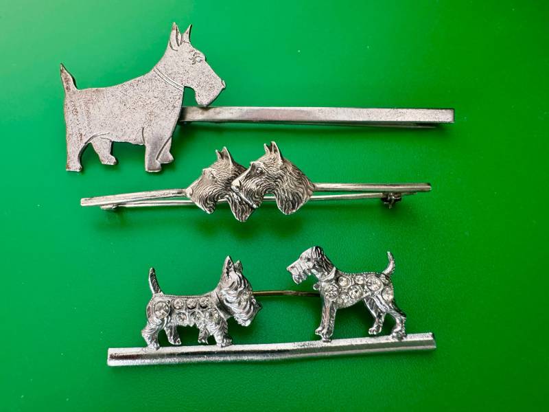 Set Aus Drei Vintage Scottie Bar Pins Sterling Silber Und Metal Mix Plus Ein Airedale Oder Welsh Terrier von GreenHorseCollection