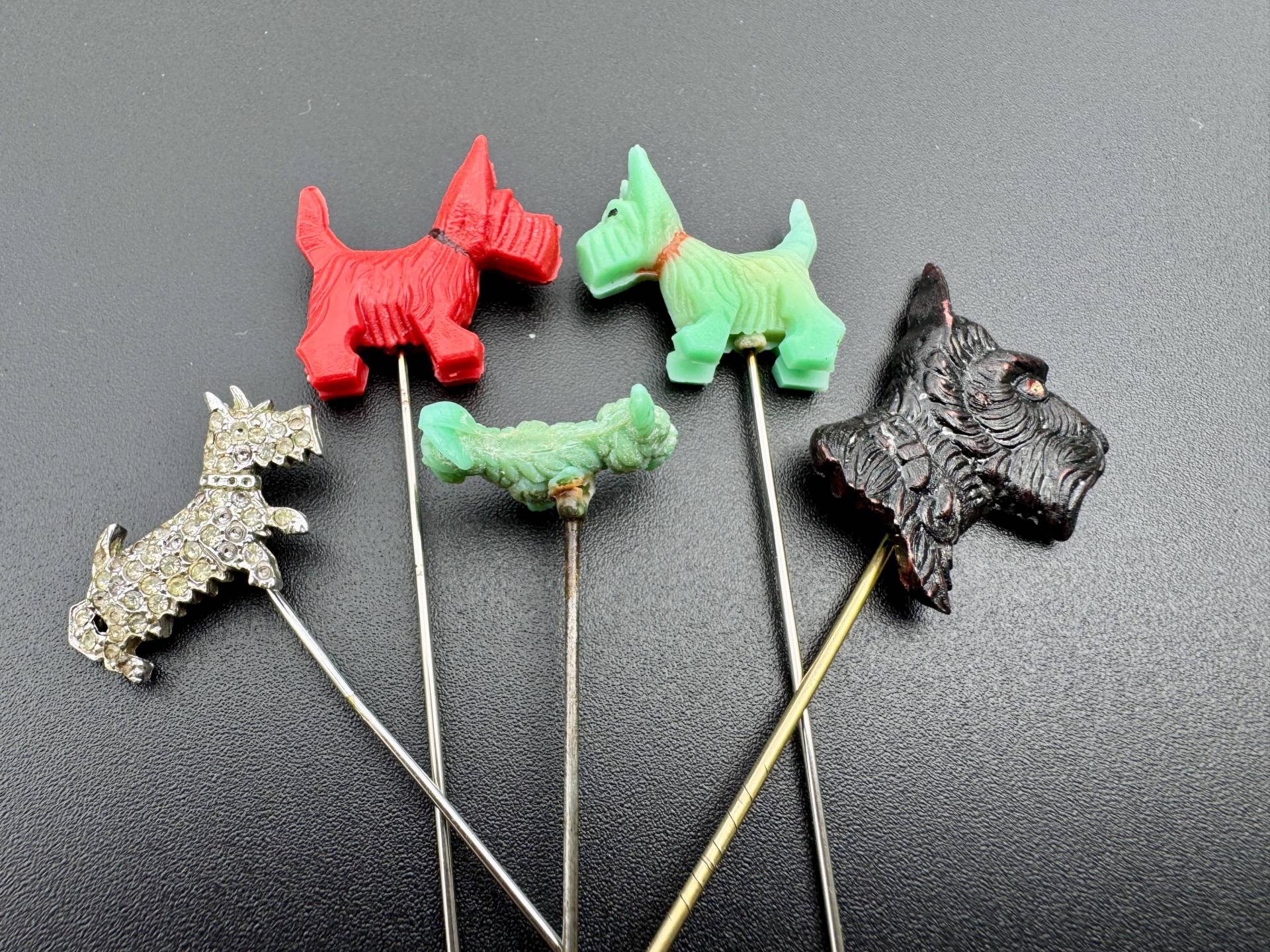 Vintage Scottie Hund Pin Set 5 Art Deco Kunststoff & Metall Scottish Terrier Pins von GreenHorseCollection