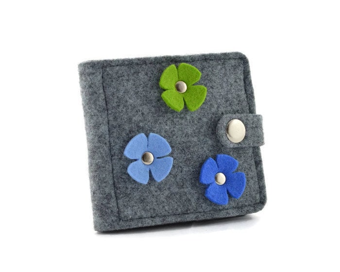 Blumen Blaue Mädchen Geldbörse, Kinder Filz Bunte Und Graue Geschenk Für Mädchen, Handgemachte Vegane Geldbörse von GreenSheepPL