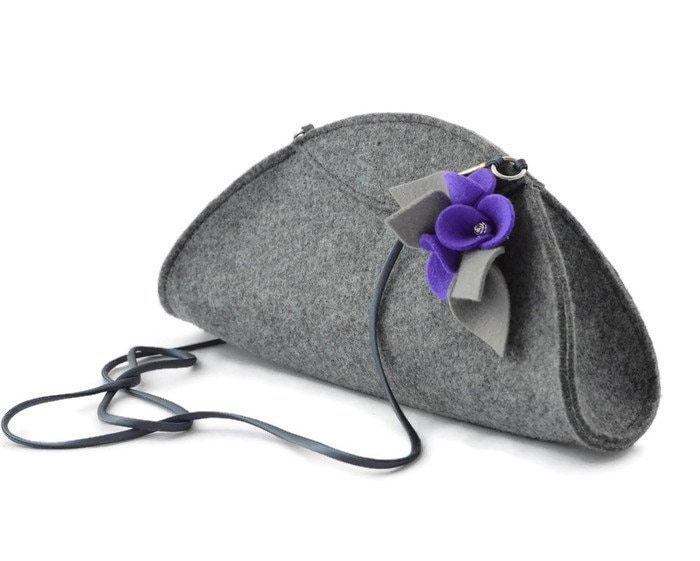 Graue Filz Clutch Mit Blumen Brosche, Pfiffige Kleine Crossbody Handtasche, Dekor, Abendtasche, Geschenk Für Frau Graue Filz Clutch Mit Blumen Brosche, Pfiffige Kleine Crossbody Handtasche, Dekor, Abendtasche, Geschenk Für Frau von GreenSheepPL