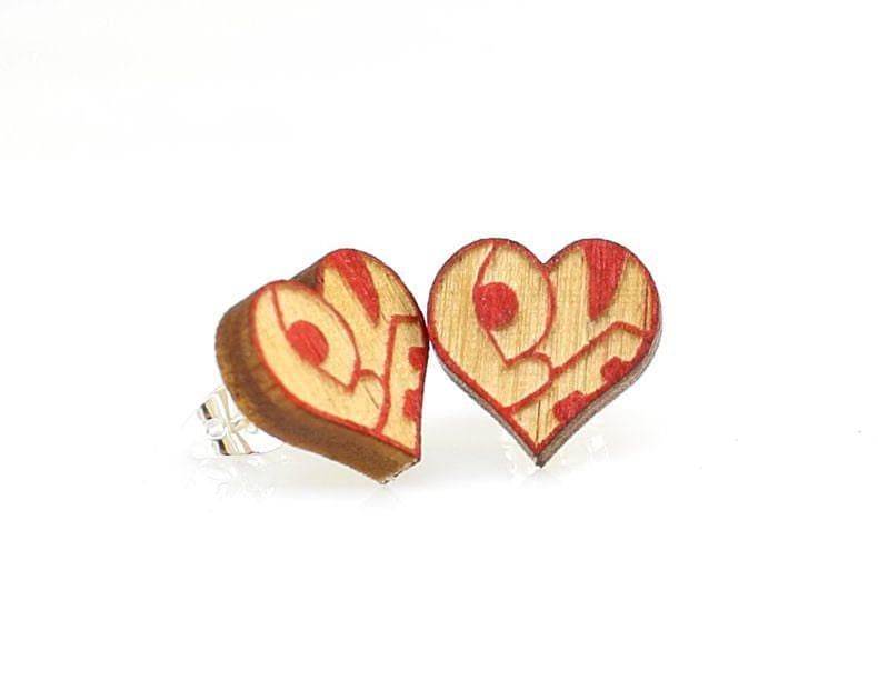 Love Heart Ohrstecker - Laser Cut Ohrringe Aus Wiederaufforstetem Holz von GreenTreeJewelry