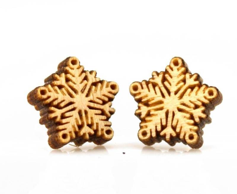 Schneeflocke Ohrstecker - Lasercut Holz von GreenTreeJewelry