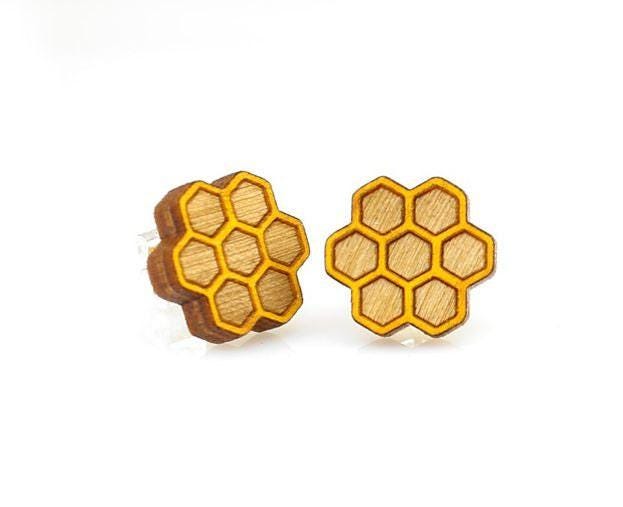 Waben Ohrstecker - Laser Cut Ohrringe Aus Wiederaufforstem Holz von GreenTreeJewelry