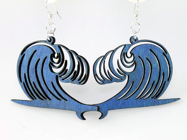 Welle Crashing Auf Surfbrett - Holzohrringe von GreenTreeJewelry