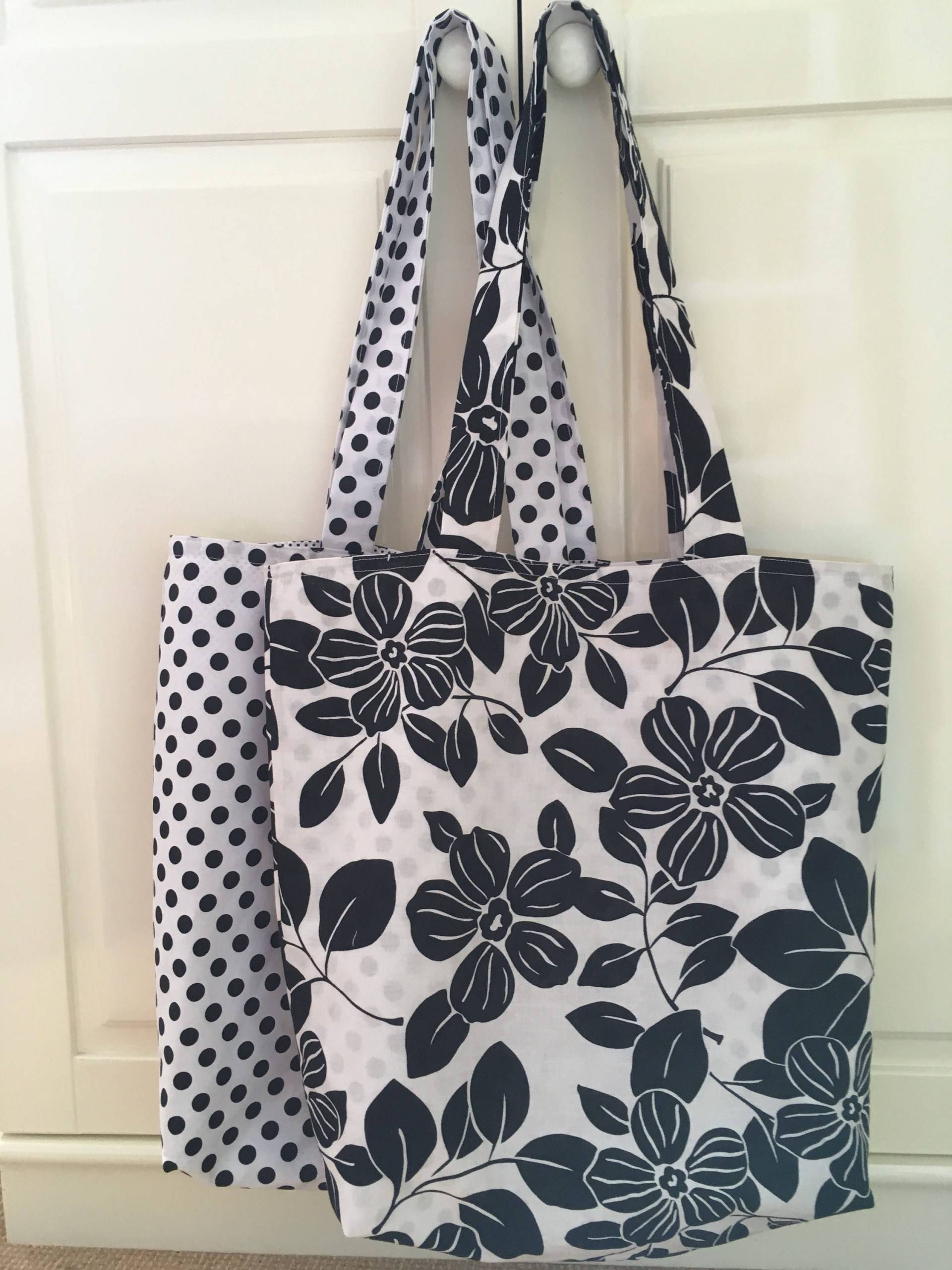 Schwarz & Weiß Einkaufstaschen, Wiederverwendbare Blumen Und Polka Dots Schwarz & Weiß Einkaufstaschen, Wiederverwendbare Blumen Und Polka Dots von Greencottagewitch