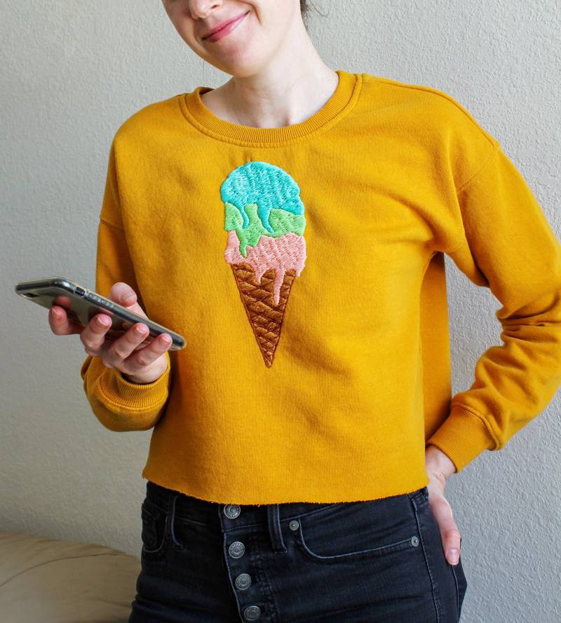 Senfgelbes Cropped Sweatshirt Mit Bestickter Eistüte von GreenhouseEmbroidery
