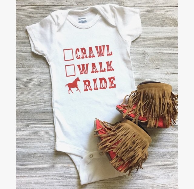 Cowboy Oder Cowgirl Baby Outfit, Krabbelgang Fahrt, Mokassin Stiefel, Fransen Booties, Shabby Chic Grau, Rot, Türkis Cowboy Oder Cowgirl Baby Outfit, Krabbelgang Fahrt, Mokassin Stiefel, Fransen Booties, Shabby Chic Grau, Rot, Türkis von GreeningBoutique