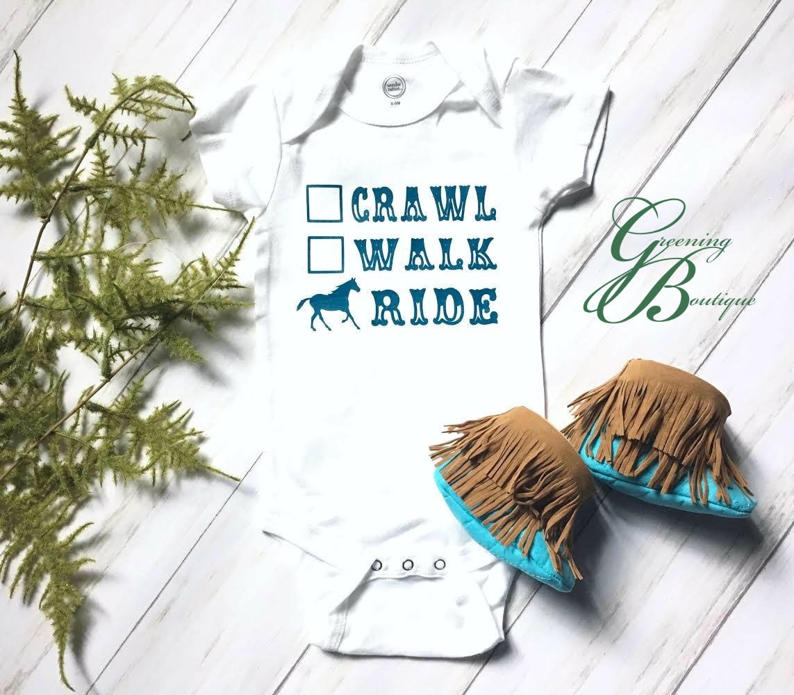 Cowboy Oder Cowgirl Baby Outfit, Krabbelgang Fahrt, Mokassin Stiefel, Fransen Booties, Shabby Chic Grau, Rot, Türkis Cowboy Oder Cowgirl Baby Outfit, Krabbelgang Fahrt, Mokassin Stiefel, Fransen Booties, Shabby Chic Grau, Rot, Türkis von GreeningBoutique