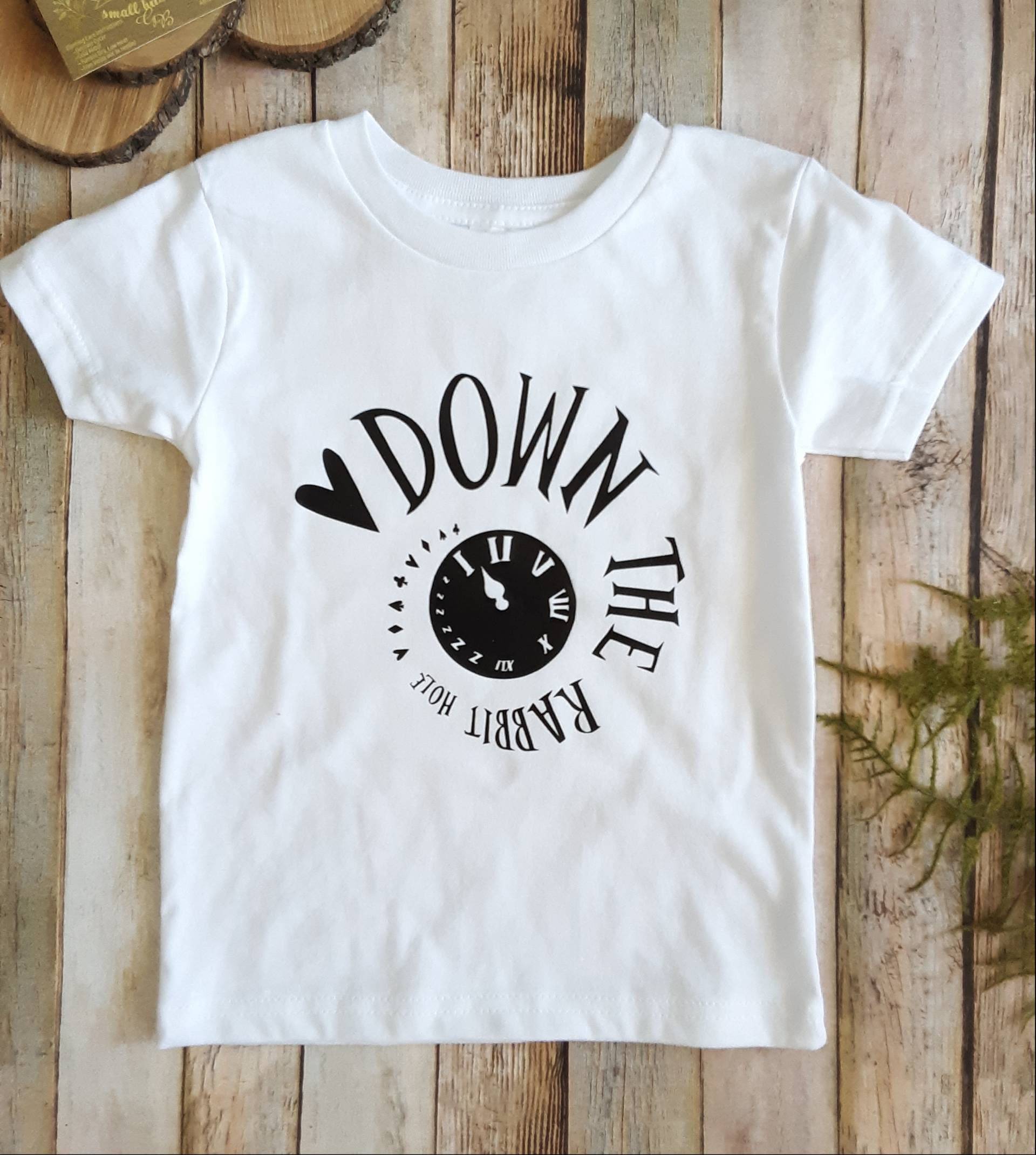 Down The Rabbit Hole, Keine Zeit Zu Sagen Auf Wiedersehen Hello, Alice Im Wunderland, Kinder Shirt, Raglan Baby Body, Baseball T von GreeningBoutique
