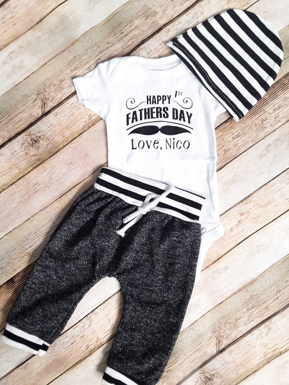 Glücklicher Erster Vatertag Outfit, Neues Baby Geschenk, Jungen Neuankömmling, Babypartygeschenk, Vatertag, Papa Schwangerschaftansage Glücklicher Erster Vatertag Outfit, Neues Baby Geschenk, Jungen Neuankömmling, Babypartygeschenk, Vatertag, Papa Schwangerschaftansage von GreeningBoutique