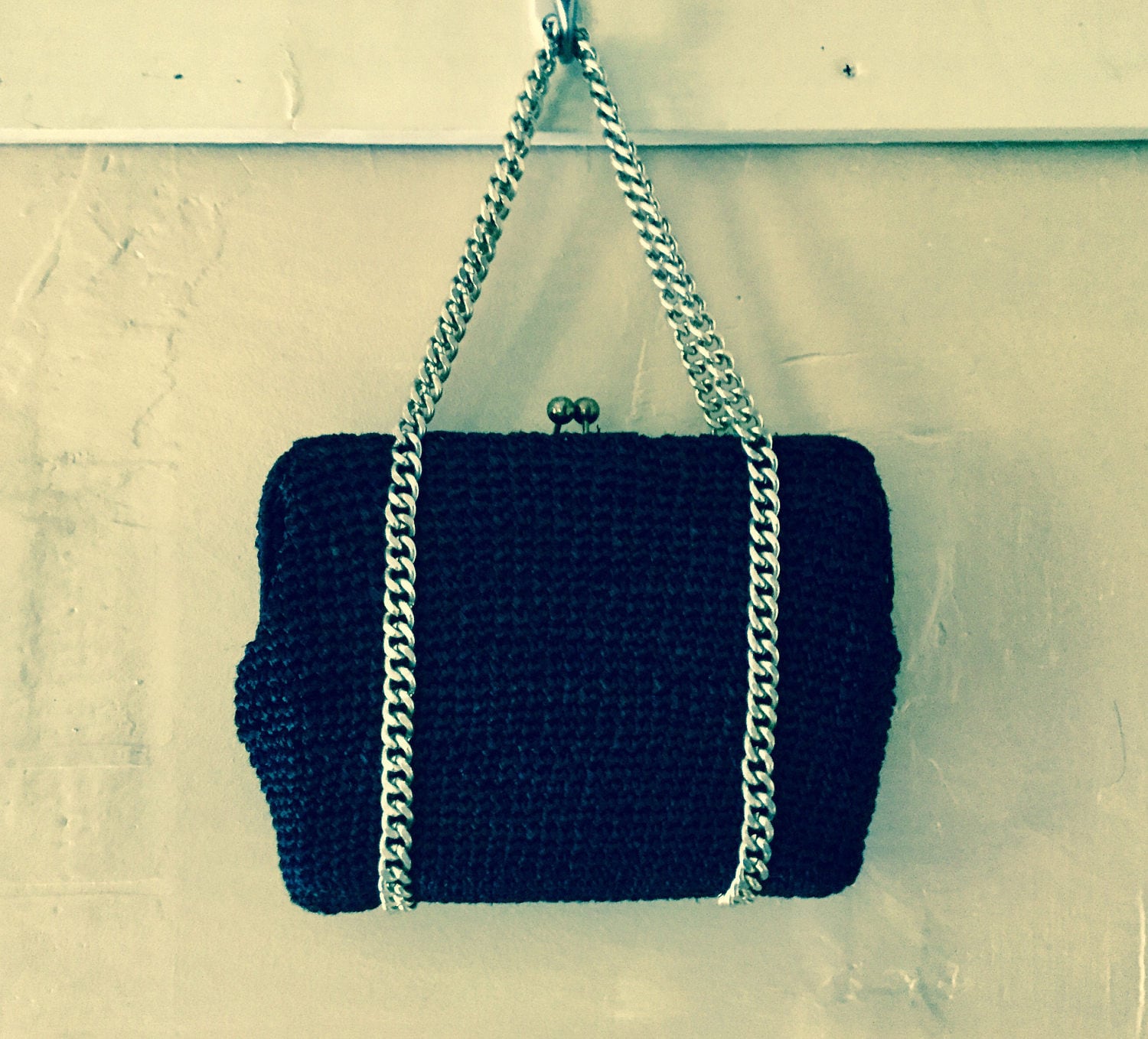 Vintage Schwarze Bast Tasche Mit Silvertone Kette Griffe Hergestellt in Japan Vintage Schwarze Bast Tasche Mit Silvertone Kette Griffe Hergestellt in Japan von GreenstarVintage