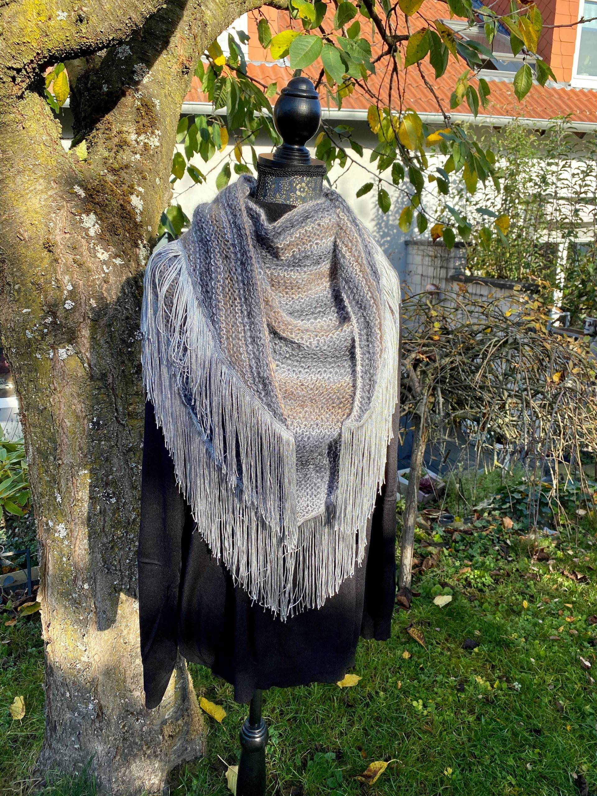 Dreieckstuch Mit Dem Gewissen Fransen-Extra, Grau/Multicolour Dreieckstuch Mit Dem Gewissen Fransen-Extra, Grau/Multicolour von GrenzzeitenShop
