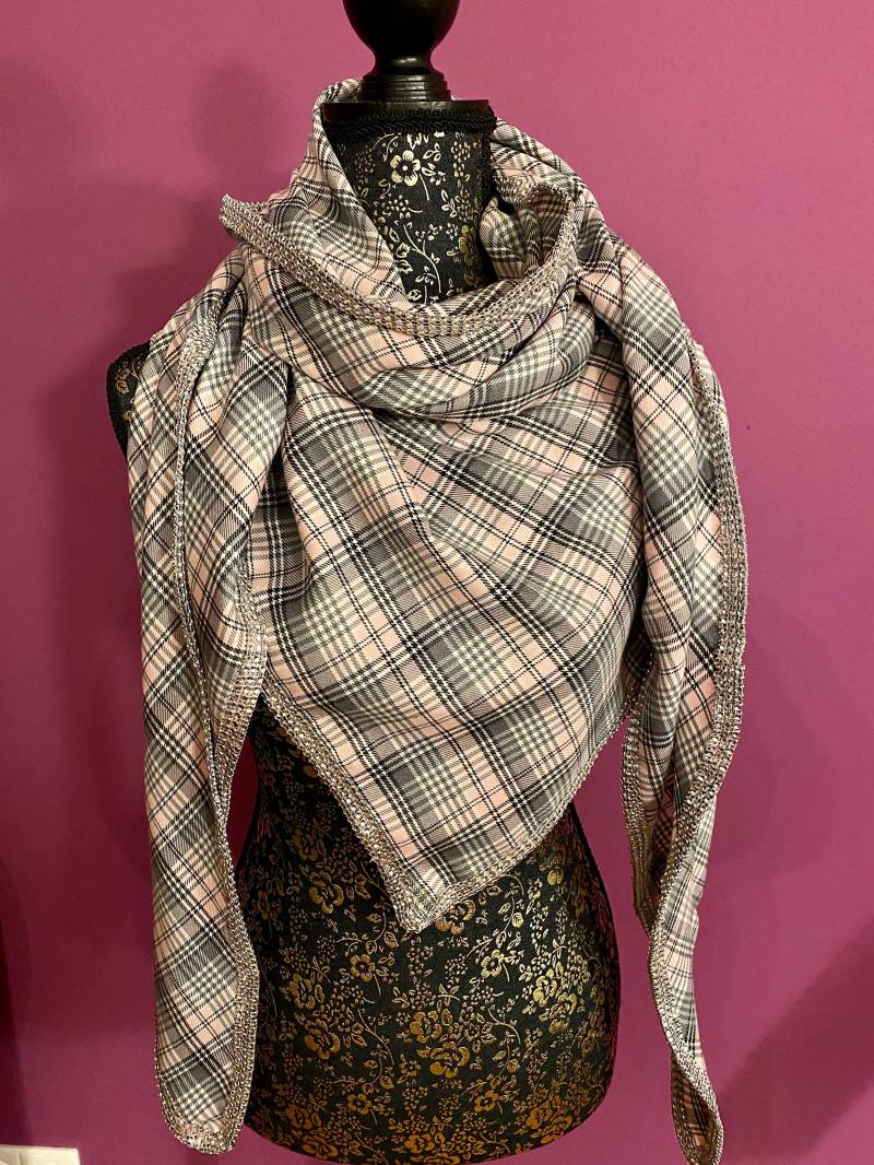 Rosa Tartan-Dreieckstuch Mit Glitzerrand Rosa Tartan-Dreieckstuch Mit Glitzerrand von GrenzzeitenShop