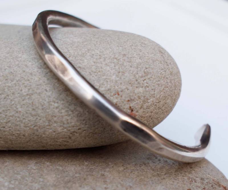 Gehämmertes Sterling Silber Manschette Armband - Rustikaler Schmuck Für Kinder von GreyByTamaraMello