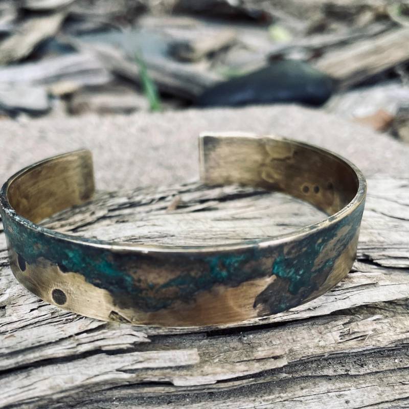 Rustikales Bronzearmband Zum 8.jubiläum Personalisierte Armspange 19.jubiläum Mit Grünspan Patina von GreyByTamaraMello