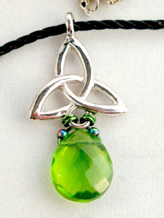 Triquetra Tropfen Halskette Triquetra Tropfen Halskette von GreyRavensCastle