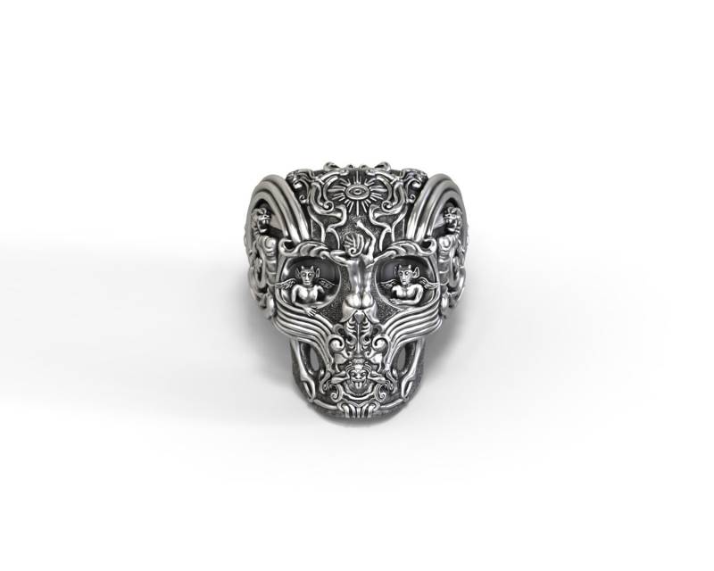 Gothic Totenkopfring Mit Wasserspeiern Und Einem Hauch Von Fantasy von GreyWolfJewellery
