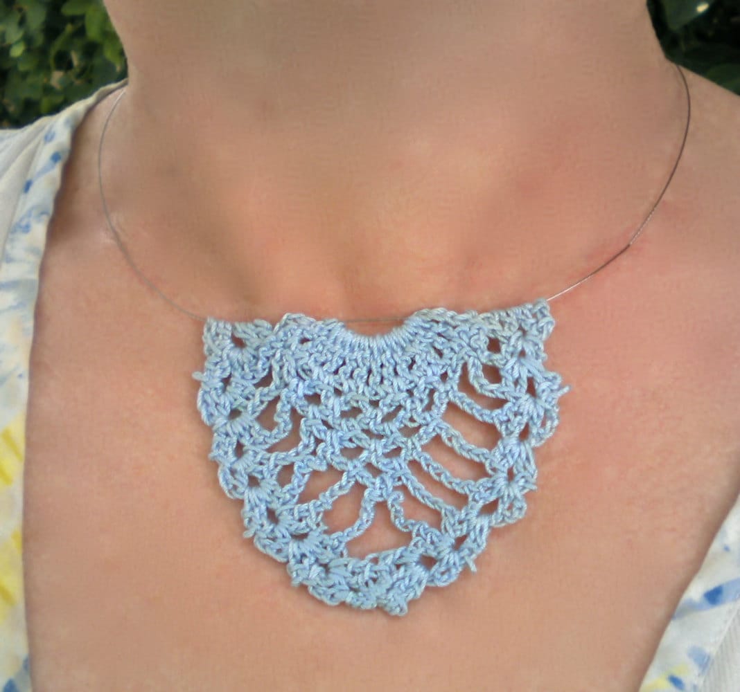 Halskette Blaue Spitze Mit Anhänger Motiv Ananas Gehäkelt Halskette Blaue Spitze Mit Anhänger Motiv Ananas Gehäkelt von GrievousAngelDesigns