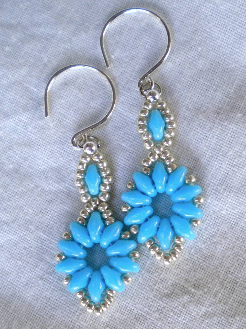 Ohrringe Türkisblau Blumen Hand Genäht Superduo Perlen von GrievousAngelDesigns