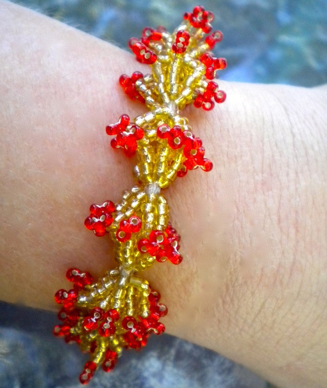 Rot Und Gold Perlen Armband Zulu Flowerette Kette Rot Und Gold Perlen Armband Zulu Flowerette Kette von GrievousAngelDesigns