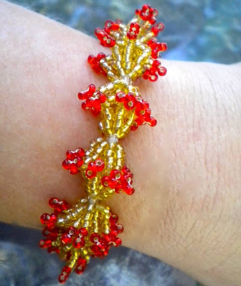 Rot Und Gold Perlen Armband Zulu Flowerette Kette Rot Und Gold Perlen Armband Zulu Flowerette Kette von GrievousAngelDesigns