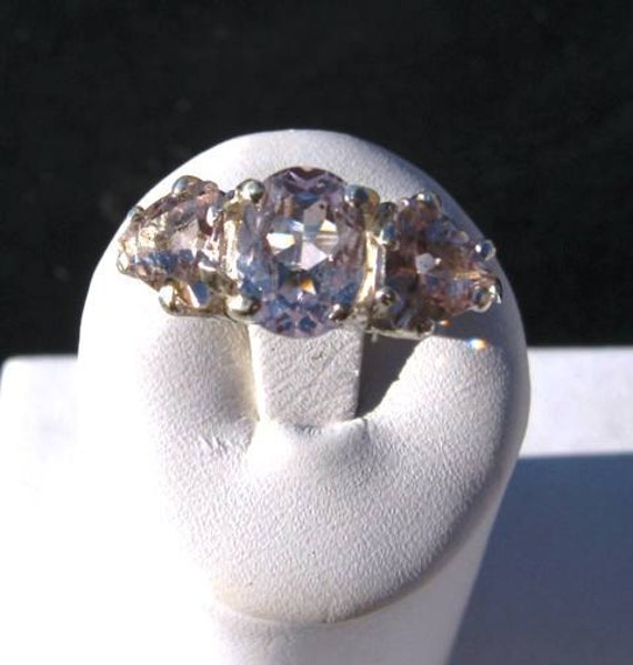 Blassrosa/ Pfirsich Morganit Billionen Drei Stein Ring Sterling Silber Handarbeit 4 5 6 7 8 9 10 Halbe Größen Feiner Schmuck von GriffinsNestJewelry