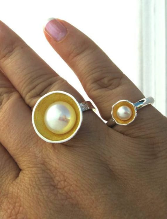 Großer Weißer Zuchtperlen Ring Feinsilber 18K Gelbgold Vermeil Akzent Handgemachte Tasse Größen 6 6, 5 7 Feiner Schmuck von GriffinsNestJewelry